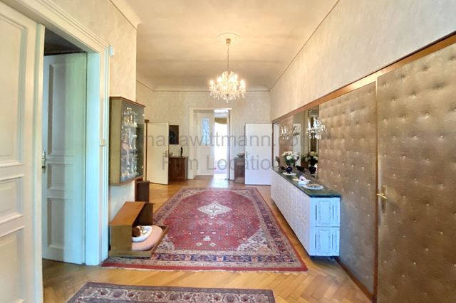 Classic Grand Apartment with Connecting Period Drawing Rooms