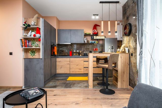 Warm & Stylish Retreat in a Quiet Area