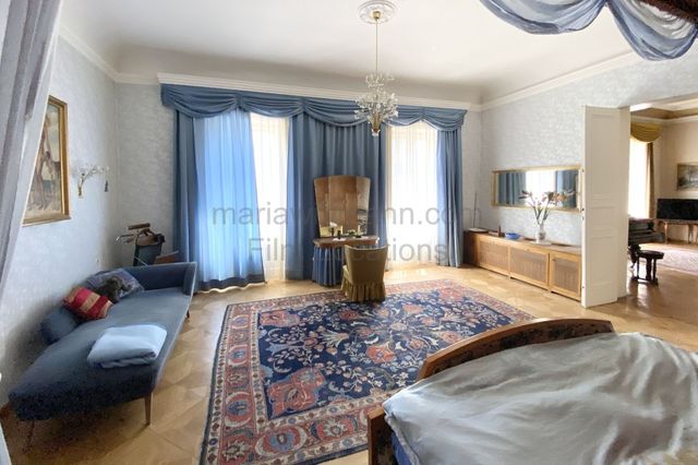 Classic Grand Apartment with Connecting Period Drawing Rooms