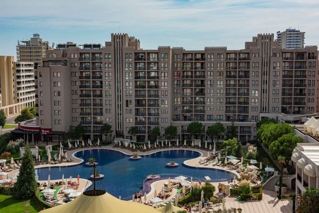 Luxury apartment in Royal Beach