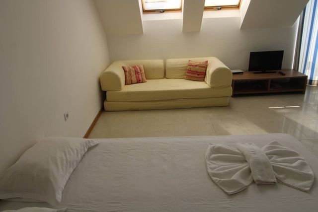 Belle View Studio with Pool View