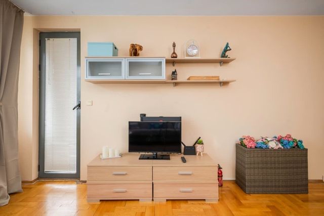 City Haven: Expansive Apartment in Prime Location