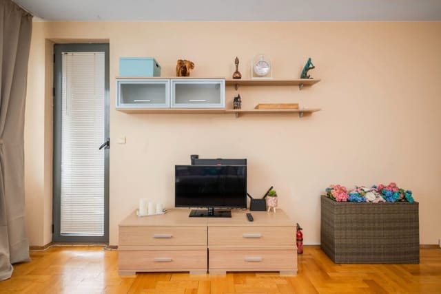 City Haven: Expansive Apartment in Prime Location