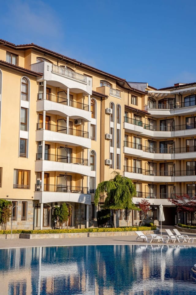 Sunny apartment in a complex with a POOL and GYM