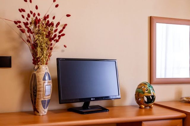 Golden Sands: 1BD Retreat with Free Parking Space