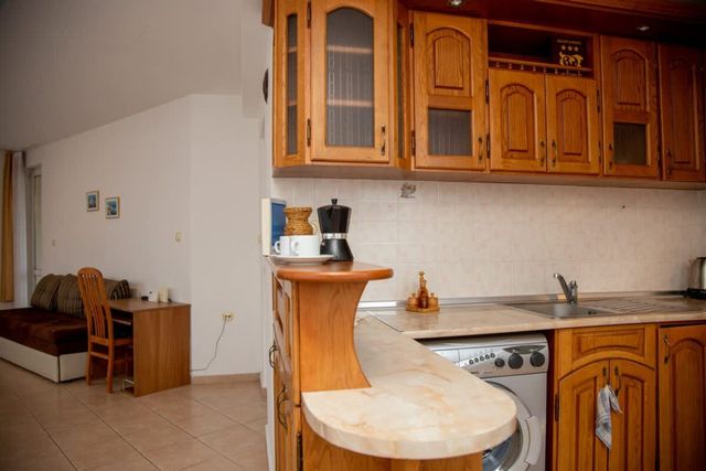 Convenient 2-Bedroom Flat next to Harmanite Beach