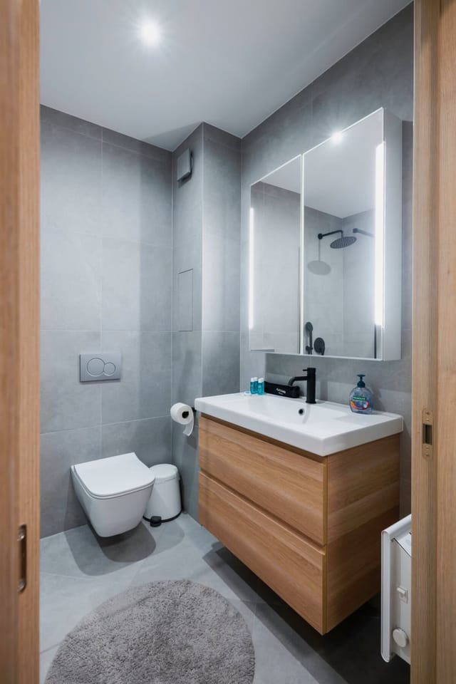 Modern and Central: 1BD Flat with Balcony