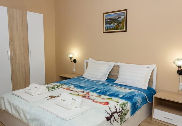 Beachside Haven: Charming 2BD near Golden Sands