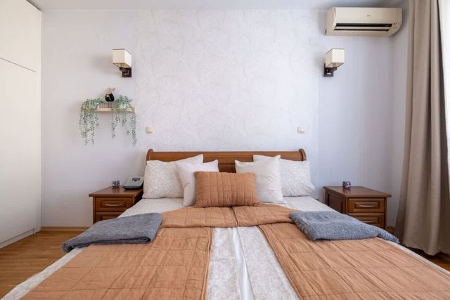 Spacious 1 bedroom apartment in a lively center