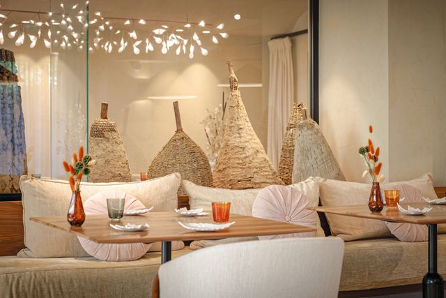 Le Corot restaurant - A Michelin star restaurant in the vaults of the property, with an elegant setting