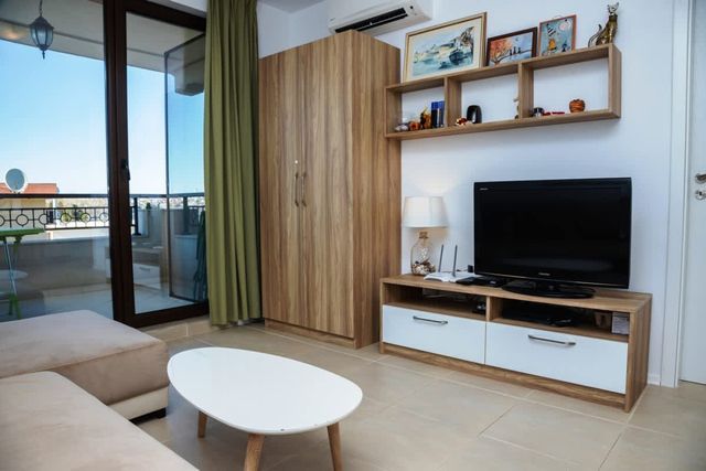 Green Life One-Bedroom Apartment with Sea View