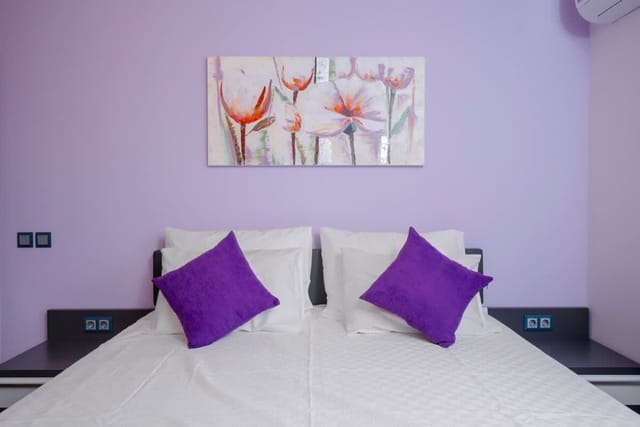 Feel at Home - Central 2BD Flat with Parking