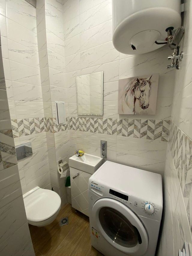 Modern 2BD/2BA Designer Apartment - Prime Location