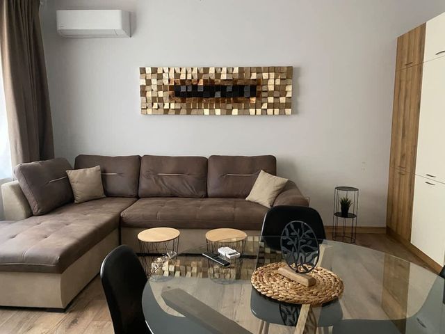 Modern 2BD/2BA Designer Apartment - Prime Location