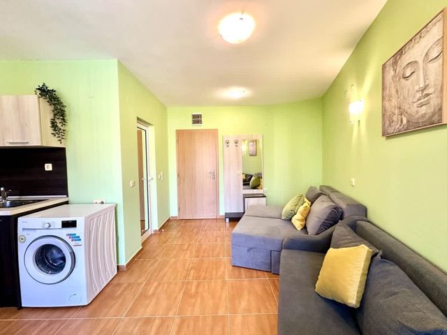 Paradise Dreams Lively Studio with pool view