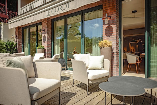 Le Corot restaurant - A Michelin star restaurant in the vaults of the property, with an elegant setting