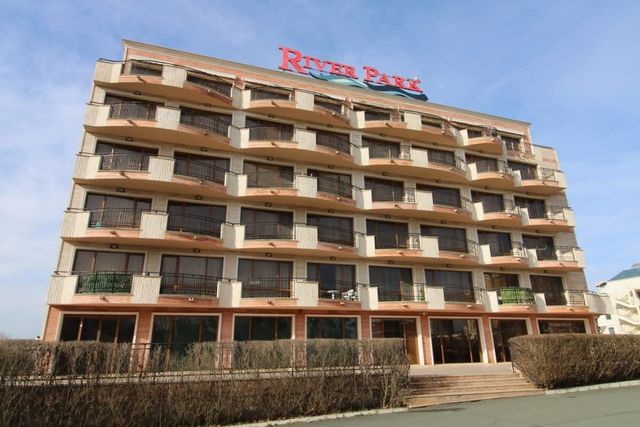 River Park Superior Studio with pool view