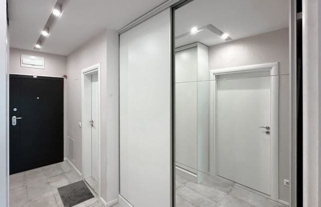 Bright 2BD Apartment with Balcony & Mountain View