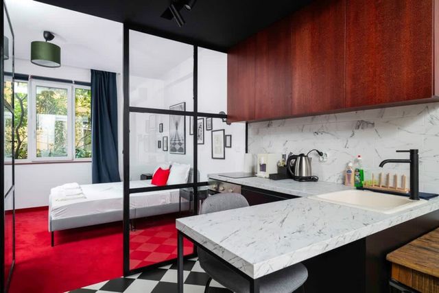 One Bedroom with Parking - Women's Market