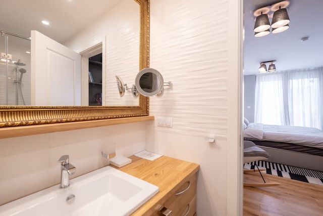 High-end Designer 2BR Aprt + Lift&Balconies