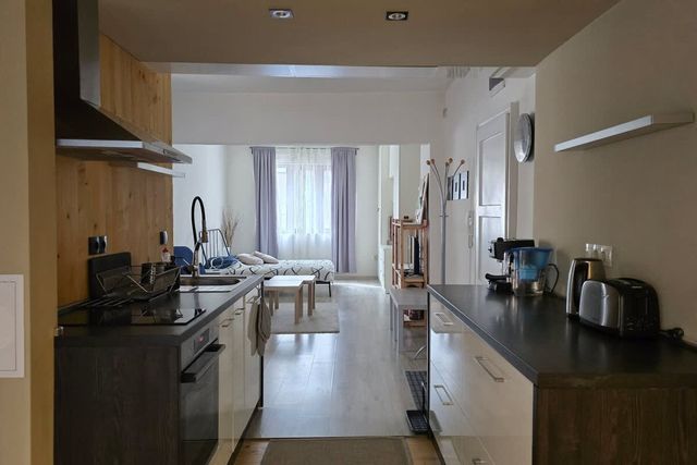 Red Door Apartment - Photo 3