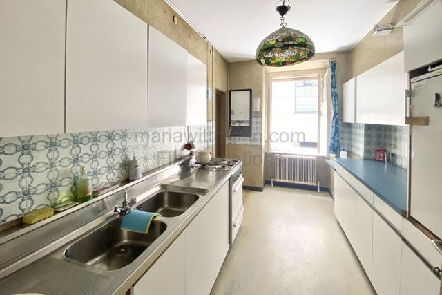 Period Apartment with Vintage Interior and Floral Motifs - Photo 3