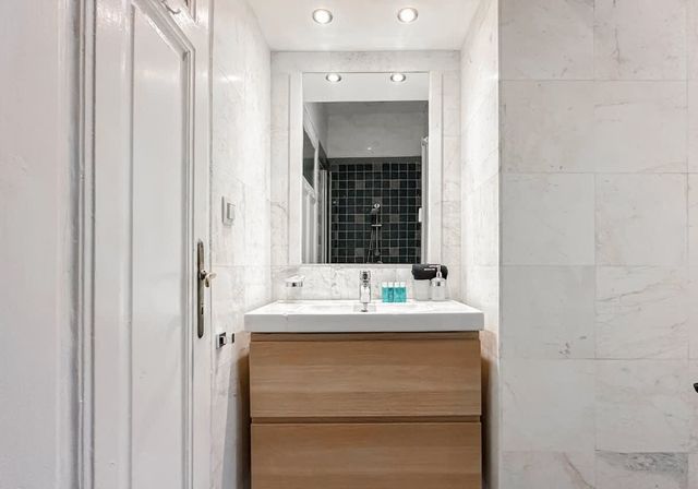 Classic Charm ~ 2BD Central Apartment