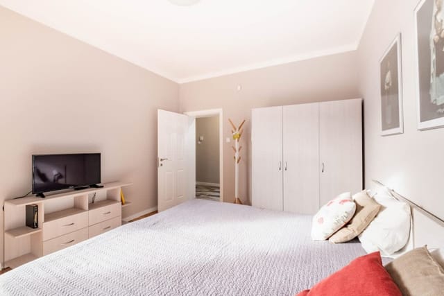 New 1930s quiet central apartment w/AC - 2 bedroom