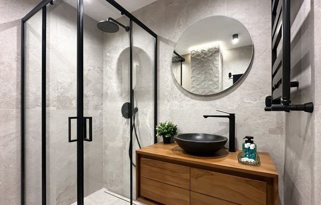 Modern & Quiet 1BR Near Center + Private Parking