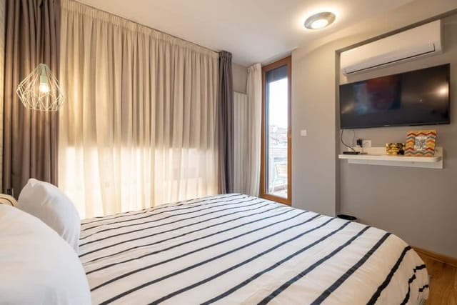 High-end Designer 2BR Aprt + Lift&Balconies