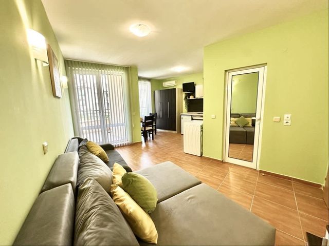 Paradise Dreams Lively Studio with pool view