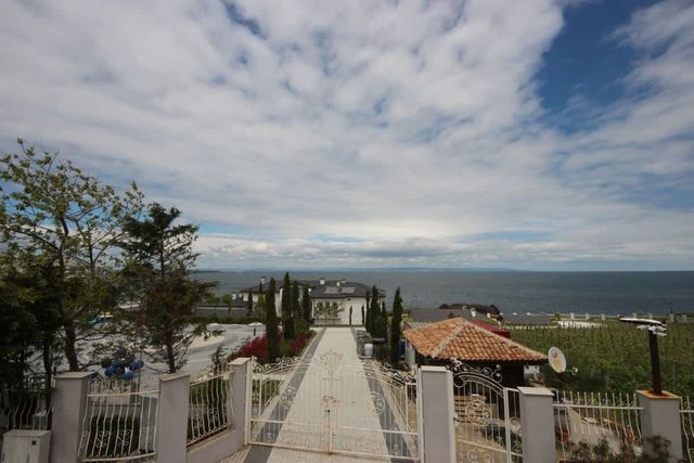 Family Apartment with Sea View in Apolon