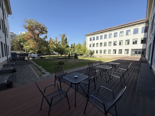 Sunny Courtyard in Sofia - Photo 3