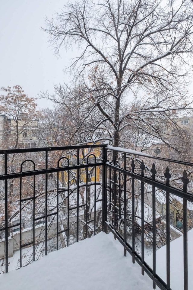 LZ Spacious One Bedroom Apartment in Top Centre