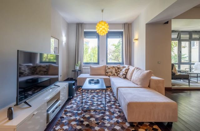 Spacious & Modern 2BD/2BA Flat | Prime Location