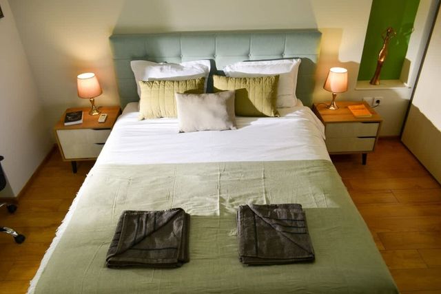 City Center Charm: 2BR Apartment - Photo 3