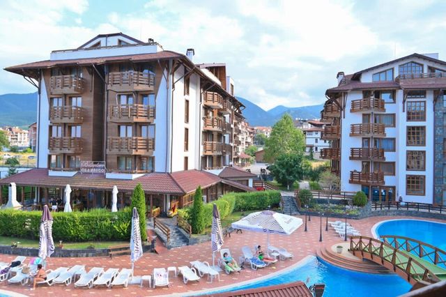 Cozy Flat with Pool & Mountain Views, Near Gondola