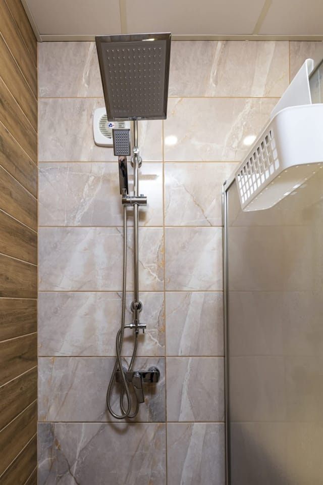 Bright Modern 2BD Apartment with Panoramic View