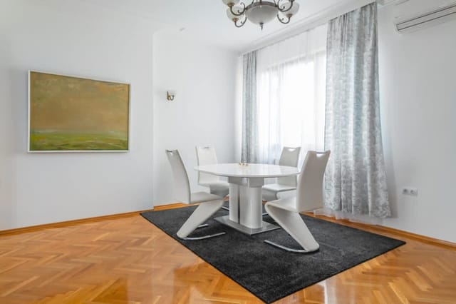 Vitosha Str 2BD White & Blue Apt