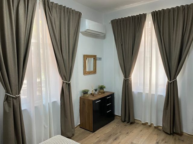 Modern 2BD/2BA Designer Apartment - Prime Location