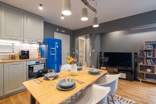 High-end Designer Aprt - AC & Lift & Balcony