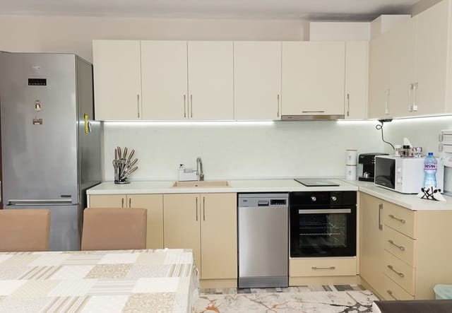 Beachside Haven: Charming 2BD near Golden Sands