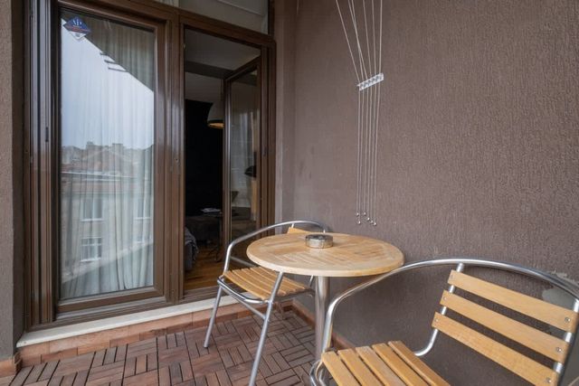 High-end Designer Aprt - AC & Lift & Balcony