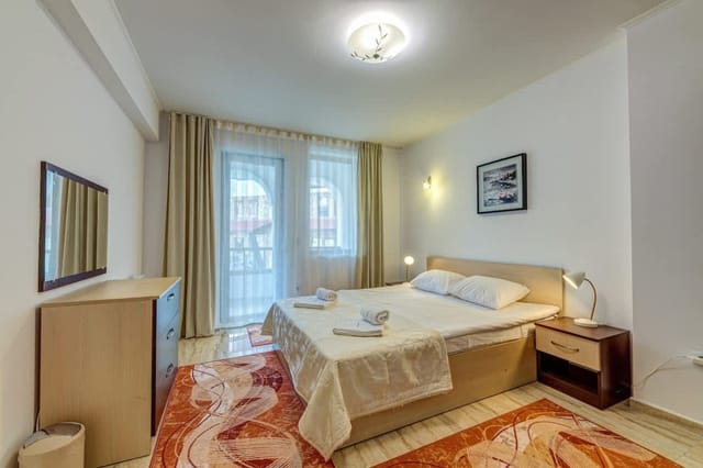 Bright and Spacious 2-BDR Apartment with Balcony - Photo 3