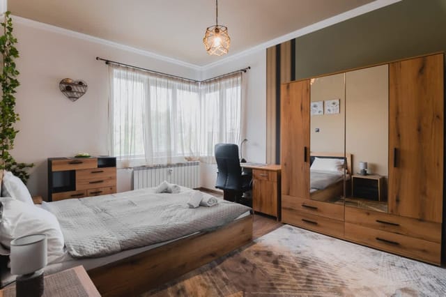 Eagles' Bridge  1BD flat with desk