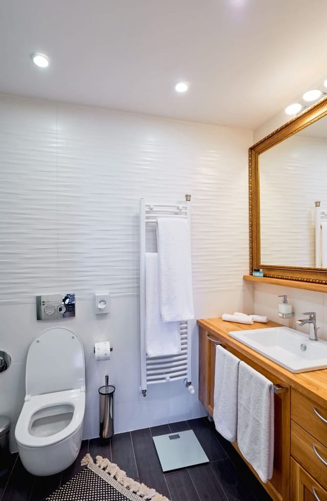 High-end Designer 2BR Aprt + Lift&Balconies