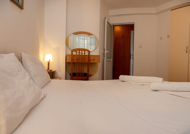 Convenient 2-Bedroom Flat next to Harmanite Beach - Photo 4