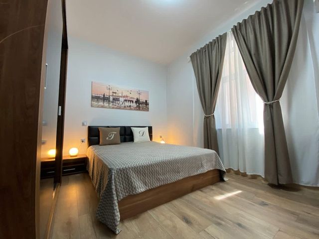 Modern 2BD/2BA Designer Apartment - Prime Location