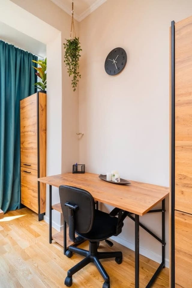 Spacious 2BD Near NDK with WorkSpace