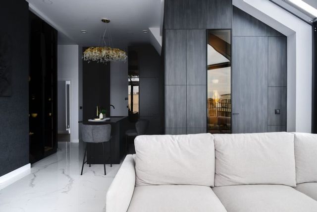 Exquisite Penthouse: Luxe Living with City Views